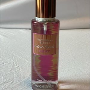 Victoria’s Secret 8.4 fl oz/250 mL Fragrance Mist Velvet Petals Heat.